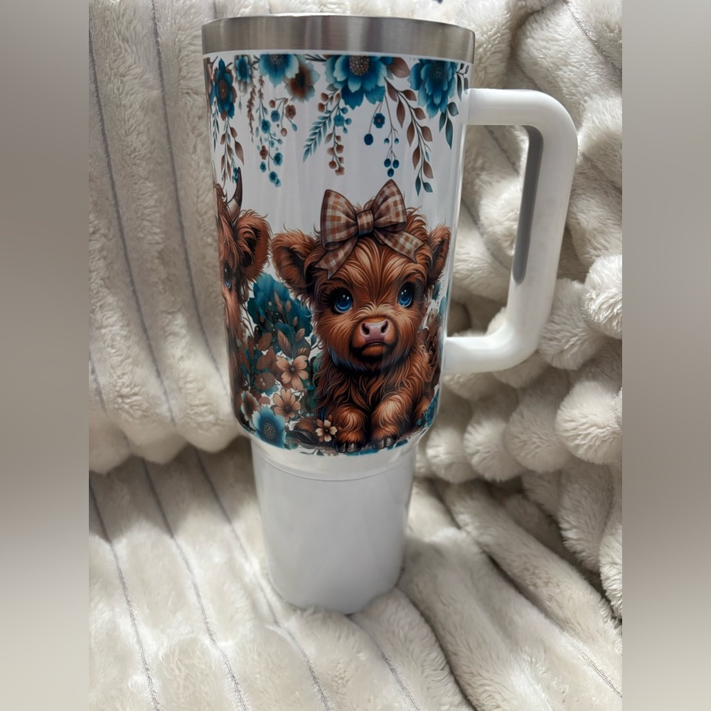 SPECIAL NEW 40 oz Floral Highland Cow Travel Mug - White and Brown